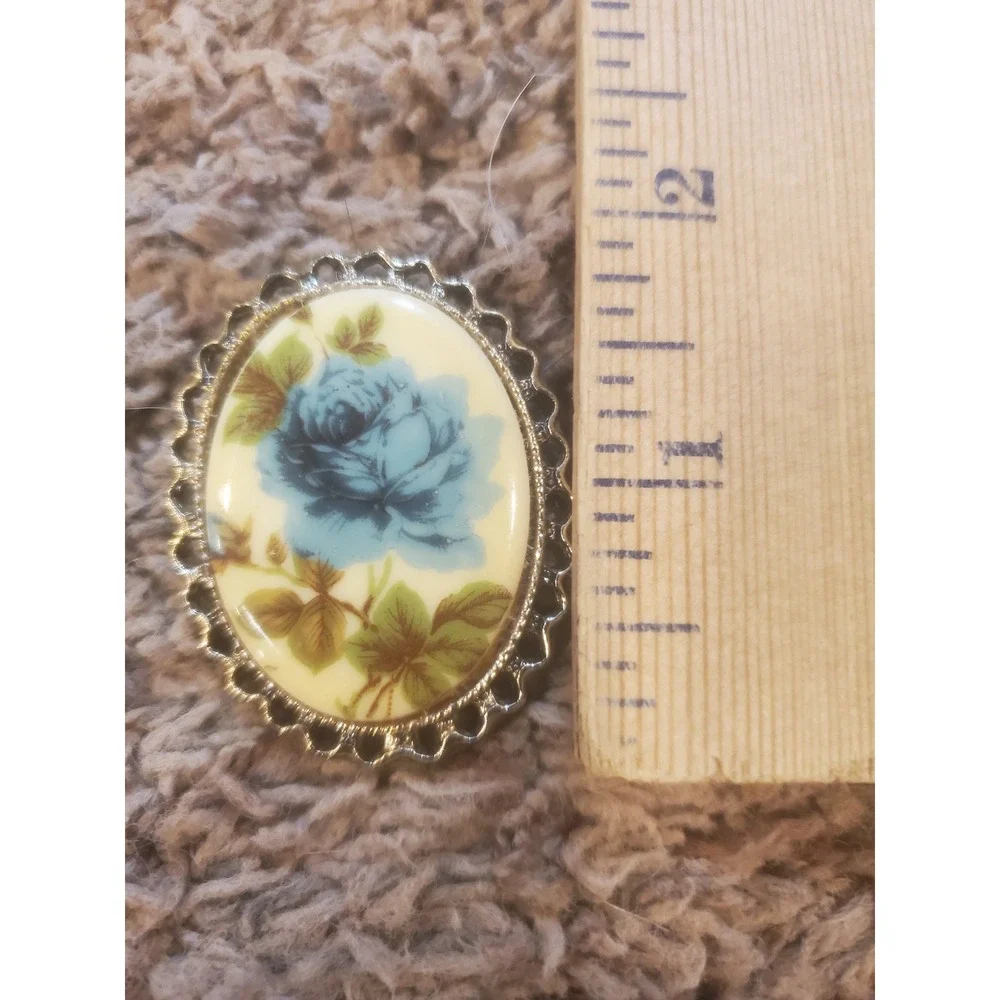 Vintage Blue Rose‎ Brooch Gold Tone Scalloped Oval Floral Pin Pendant 1.5 Inch